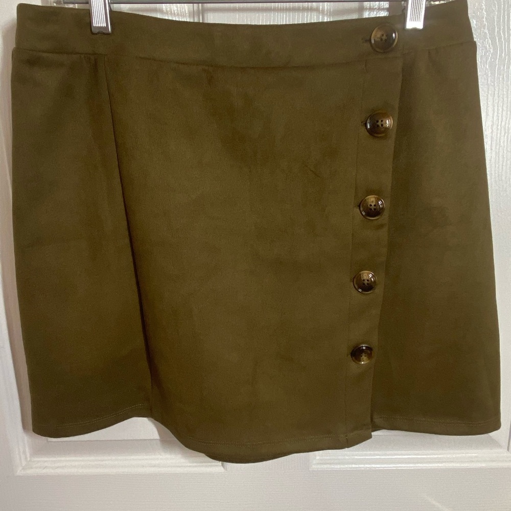 Umgee faux suede 5 button skirt in olive, size L
